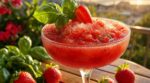 Fini le daiquiri classique : ce cocktail fraise et cette herbe aromatique inattendue va doper vos apéros d’été