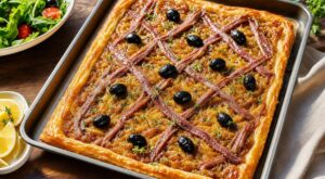Fini les dîners compliqués : cette tarte du Sud aux oignons fondants va sauver vos soirs d’été avec trois fois rien