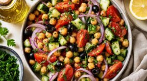 Fini les salades qui ne calent pas : cette salade fraîche sans cuisson aux pois chiches vous cale jusqu&rsquo;au soir