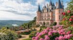 Finistère : ce château rose du XIXe siècle cache l’un des plus beaux jardins de France, à voir avant la foule