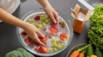 Fruits et légumes : ce geste tout simple élimine jusqu’à 90 % des pesticides, le rinçage ne suffit plus