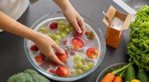 Fruits et légumes : ce geste tout simple élimine jusqu’à 90 % des pesticides, le rinçage ne suffit plus