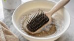 J’ai trempé ma brosse à cheveux dans ce mélange de cuisine : en 10 min, la crasse s’envole et mes racines changent
