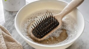 J’ai trempé ma brosse à cheveux dans ce mélange de cuisine : en 10 min, la crasse s’envole et mes racines changent