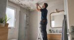 Je frottais les moisissures de ma salle de bain : ce réglage secret de la VMC que le plombier a touché en 2 minutes