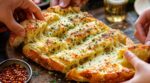 Je le sors du four, il disparaît en 5 minutes : ce pain à l’ail au fromage est devenu mon réflexe apéro