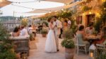 Mariage : de plus en plus de couples zappent la salle des fêtes pour ces 3 installations toutes simples sur leur terrasse