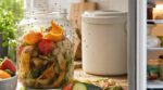 Moucherons dans la cuisine : cette erreur avec vos épluchures avant compost les fait proliférer tout l&rsquo;été