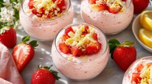 Mousse de fraises sans gélatine ni cuisson : ce geste interdit avec les blancs en neige fait tout rater