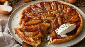 Ne faites plus la tatin aux fruits : cette version salée aux oignons vole la vedette au dessert