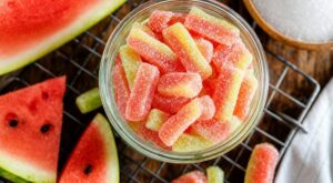 Ne jetez plus cette partie blanche de ce fruit d’été : la méthode bluffante pour en faire des bonbons acidulés maison