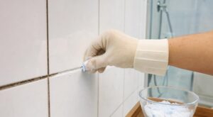 Ne refaites pas vos joints de douche avant d’essayer ce produit de cuisine qui les blanchit sans frotter
