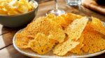 Ne servez plus de chips à l’apéro avant d’avoir testé ce snack au fromage ultra croustillant prêt en quelques minutes