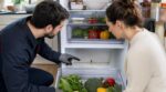 Odeurs de moisi dans le frigo : ce petit trou caché que vous ne nettoyez jamais et qui les fait revenir