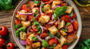 Pain rassis : ne le jetez plus, cette astuce toscane aux tomates et basilic en fait un repas complet