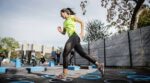 photo-d-une-femme-qui-s-entraine-avec-des-baskets-de-running