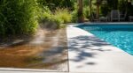 Piscine : ne faites plus ce geste sur les margelles de piscine, il les rend brûlantes, adoptez plutôt cette solution