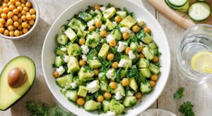 Salade concombre-avocat-feta : prête en 15 min, cale mieux qu’un plat chaud si vous évitez ce geste fatal