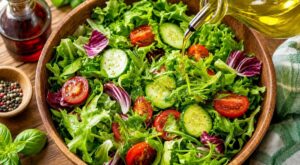Salade qui ramollit trop vite : ce geste avec cet assaisonnement que tout le monde fait sans le savoir la détruit