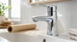 Salle de bain envahie de calcaire : ce rouleau de cuisine fait briller vos robinets 7 jours sans produit spécial