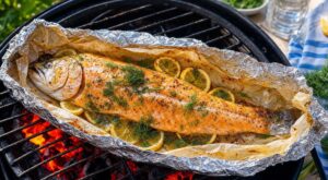 Saumon au barbecue : je bannis la grille, cette méthode inattendue le rend ultra fondant sans jamais coller