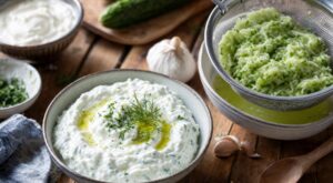 Si votre tzatziki finit toujours en soupe, cette astuce grecque avec le concombre va tout changer à l’apéro