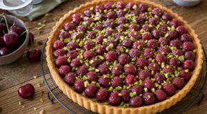 Tarte aux cerises : cette crème secrète la rend inratable (et vous évite l&rsquo;erreur qui la détrempe à chaque fois)