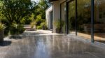 Terrasse brûlante : ce sol « ultra design » que tout le monde choisit est l&rsquo;erreur qui la transforme en four tout l&rsquo;été