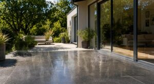 Terrasse brûlante : ce sol « ultra design » que tout le monde choisit est l&rsquo;erreur qui la transforme en four tout l&rsquo;été