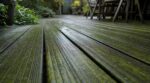 Terrasse en bois grise et glissante en 2 ans : cette erreur avec les lames rainurées la rend dangereuse