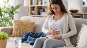 Ventre gonflé, jean qui serre : ces 6 gestes de drainage à faire chez vous en 5 minutes pour le faire disparaître