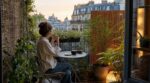 Voisins trop curieux ? Ce simple accessoire de balcon à moins de 30 € bloque les regards en 5 minutes, sans percer