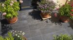 Vous arrosez des pots de fleurs sur carrelage ? Ce que la terrasse leur inflige dès 30 °C peut les condamner