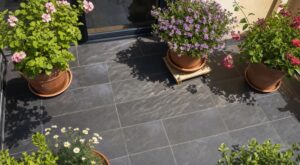 Vous arrosez des pots de fleurs sur carrelage ? Ce que la terrasse leur inflige dès 30 °C peut les condamner