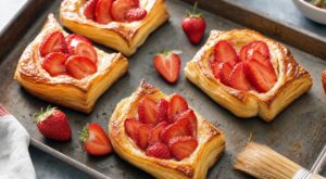 Vous réservez la pâte feuilletée au salé ? Ce dessert express aux fraises se fait en 3 gestes et bluffe tout le monde