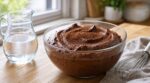 Zéro œuf, zéro beurre : ce simple ingrédient gratuit transforme le chocolat en dessert divinement mousseux