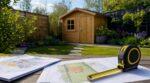 Abri de jardin monté au fond du terrain : cette erreur banale a obligé un voisin à tout démonter, ne faites pas ça