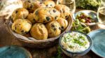 Apéro : arrêtez d’acheter des crackers industriels, cette fournée maison olives-ciboulette fait tout oublier en 3 h