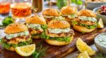 Apéro : ces bouchées au poulet façon burger de bistrot tiennent dans une main et font oublier tous vos feuilletés