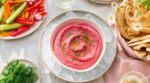 Apéro d&rsquo;été : ce houmous rose glacé bluffe tous vos invités avec ce légume secret que vous avez déjà chez vous