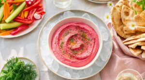 Apéro d&rsquo;été : ce houmous rose glacé bluffe tous vos invités avec ce légume secret que vous avez déjà chez vous