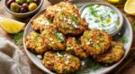 Apéro : si vous servez encore du tzatziki, vous ratez ces petites galettes grecques à la feta ultra croustillantes