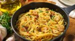 Arrêtez de rater vos pâtes ail et piment : dans le sud de l’Italie, ce qu’on fait fondre dans l’huile change tout