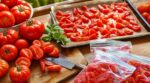 Avant de congeler vos tomates, ce réflexe en cuisine que tout le monde a ruine vos réserves pour l&rsquo;hiver selon un chef