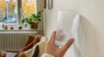 Avant l&rsquo;hiver, posez un simple verre du frigo contre vos murs : ce test de diagnostiqueur révèle un risque d&rsquo;humidité
