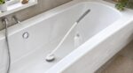 Baignoire : arrêtez de la frotter à genoux, cet accessoire du placard à balais épargne enfin votre dos