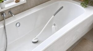 Baignoire : arrêtez de la frotter à genoux, cet accessoire du placard à balais épargne enfin votre dos