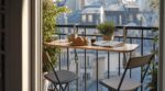 Balcon de 4 m² : ce détail fixé au garde-corps a tout changé, on ne veut plus petit-déjeuner à l’intérieur