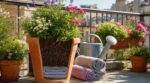 Balcon en plein soleil : ne jetez plus ce vieux linge de salle de bain, les fleuristes l’utilisent pour sauver vos pots
