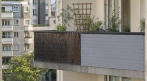 Balcon : pourquoi tout le monde abandonne la canisse en roseau pour ce brise-vue qui tient 3 fois plus longtemps